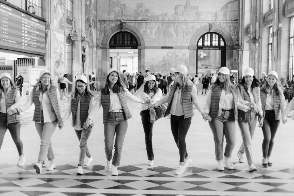Sessão fotográfica fine art de despedida de solteira, grupo de raparigas na estação de São Bento na cidade do Porto