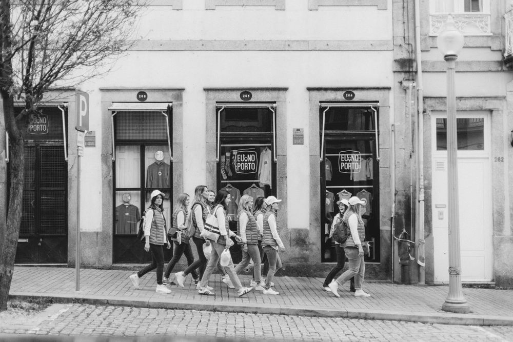 Sessão fotográfica fine art de despedida de solteira, grupo de raparigas a caminhar pelas ruas da cidade do Porto