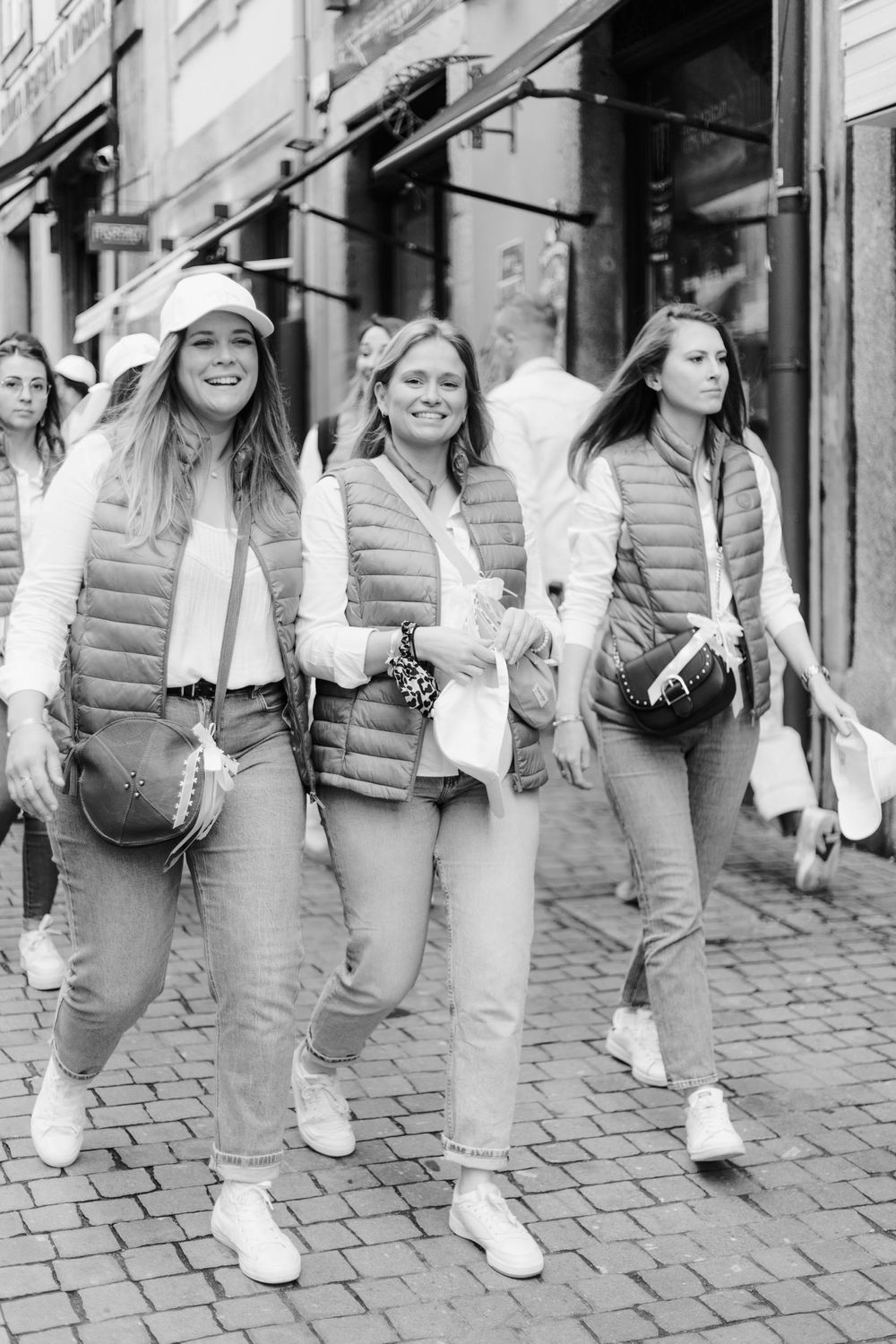Sessão fotográfica fine art de despedida de solteira, grupo de raparigas a caminhar pelas ruas da cidade do Porto