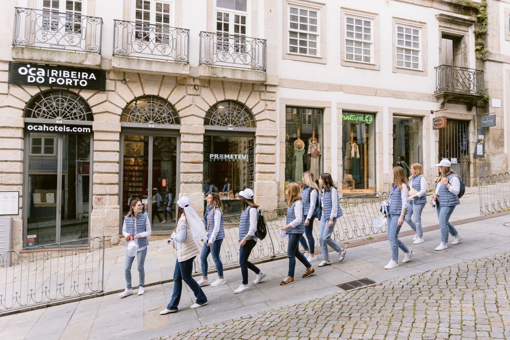 Sessão fotográfica fine art de despedida de solteira, grupo de raparigas a caminhar pelas ruas da cidade do Porto