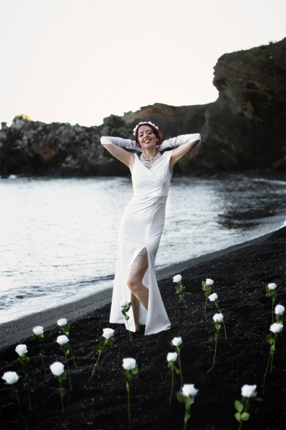 Séance photo par Chaemi Studio, photographe portrait à Montpellier. Shooting créatif à la plage, ambiance mode, romantique et sophistiquée.