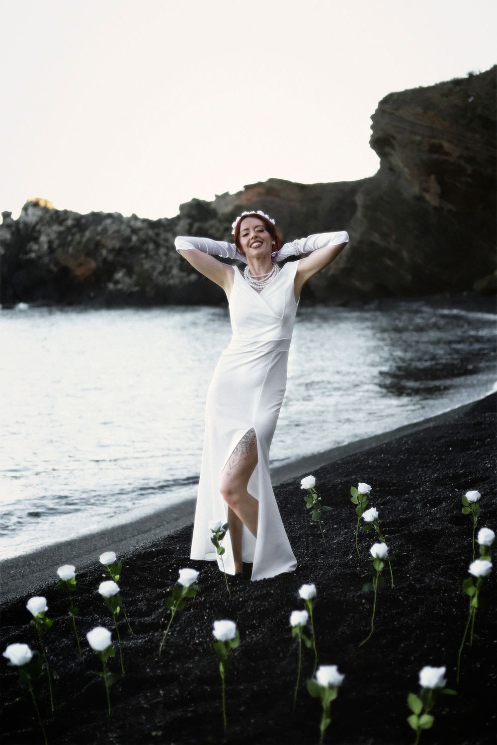 Séance photo par Chaemi Studio, photographe portrait à Montpellier. Shooting créatif à la plage, ambiance mode, romantique et sophistiquée.