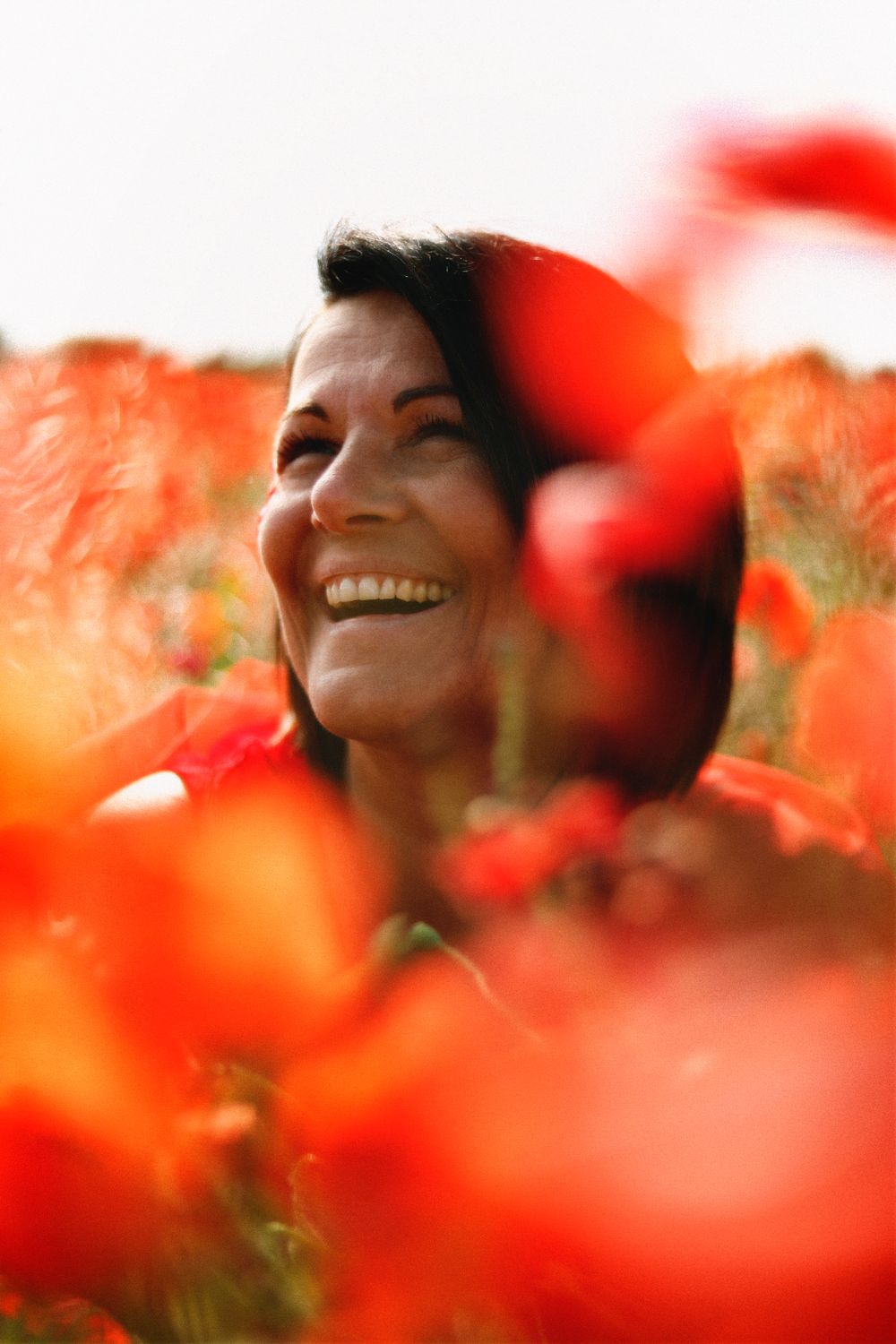 Photographie d'un portrait créatif par Chaemi Studio, photographe à Montpellier. Shooting à Mauguio rouge et sur le thème du printemps