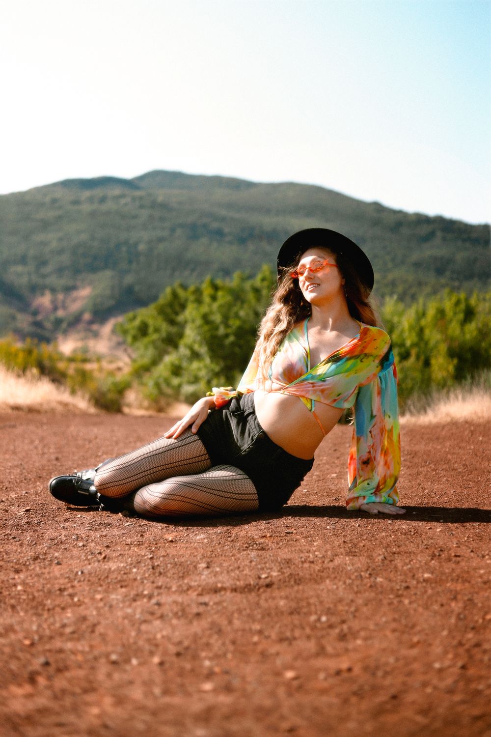 Séance photo par Chaemi Studio, photographe portrait à Montpellier. Shooting créatif en extérieur dans une ambiance western et cowgirl.