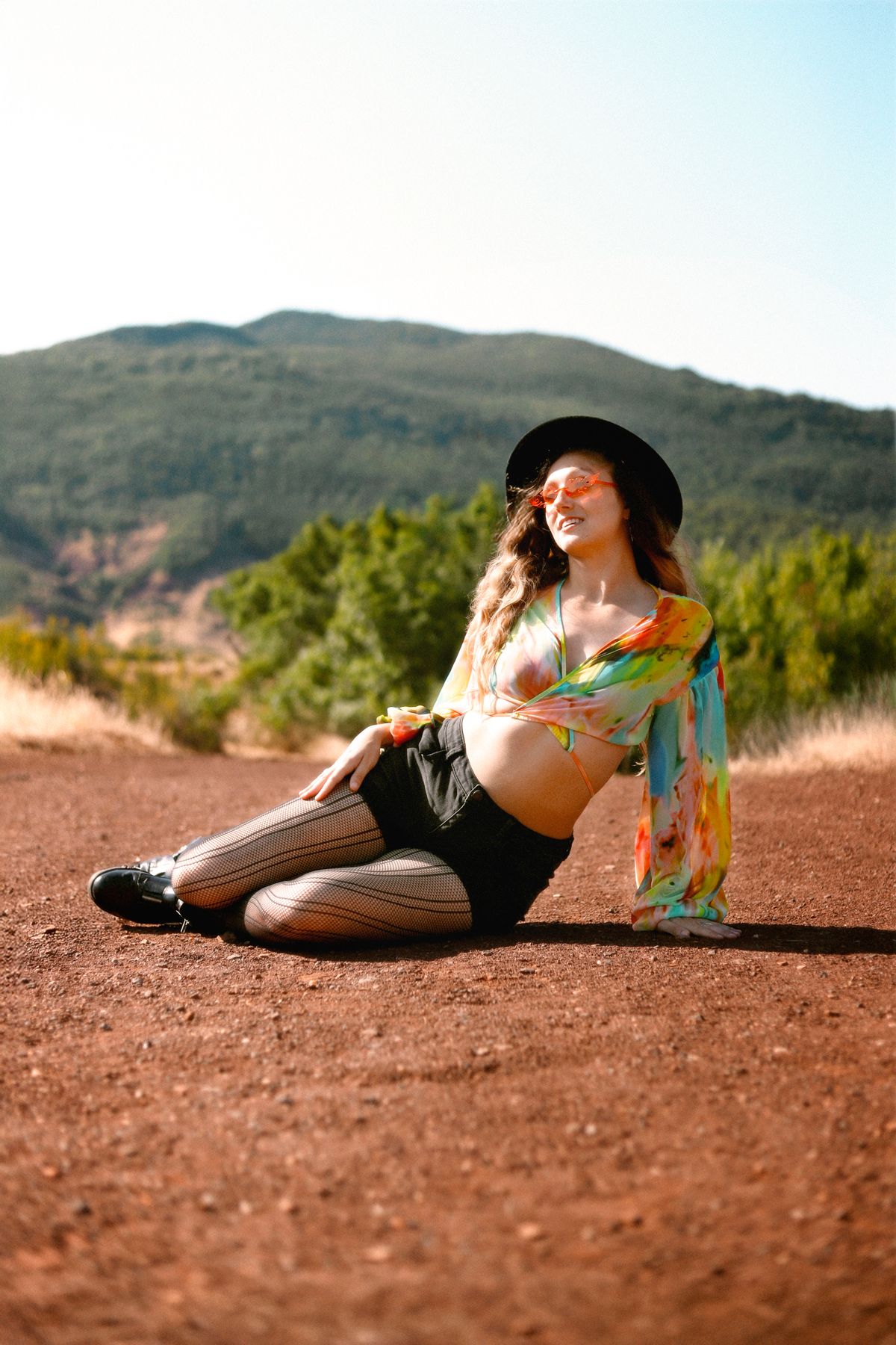 Séance photo par Chaemi Studio, photographe portrait à Montpellier. Shooting créatif en extérieur dans une ambiance western et cowgirl.