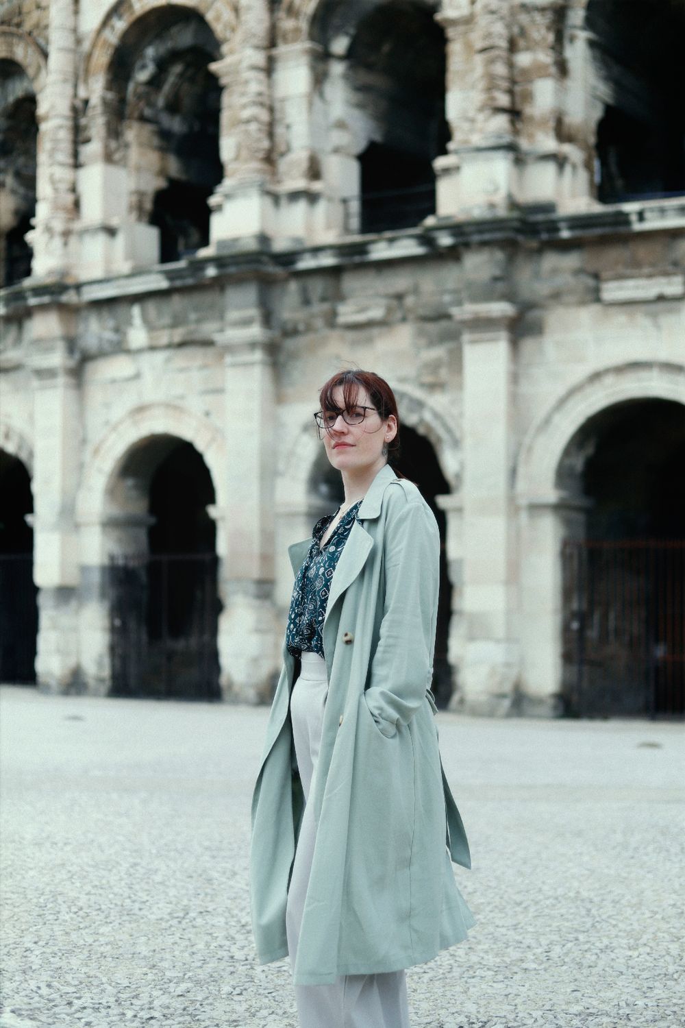 Séance photo par Chaemi Studio, photographe créative portrait à Montpellier. Shooting devant les monuments iconiques de Nîmes.