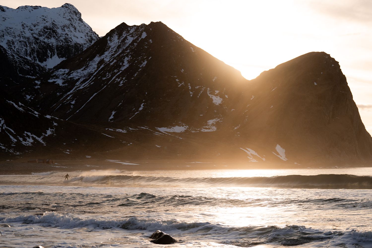 surfeur unstad plage au coucher de soleil en hiver