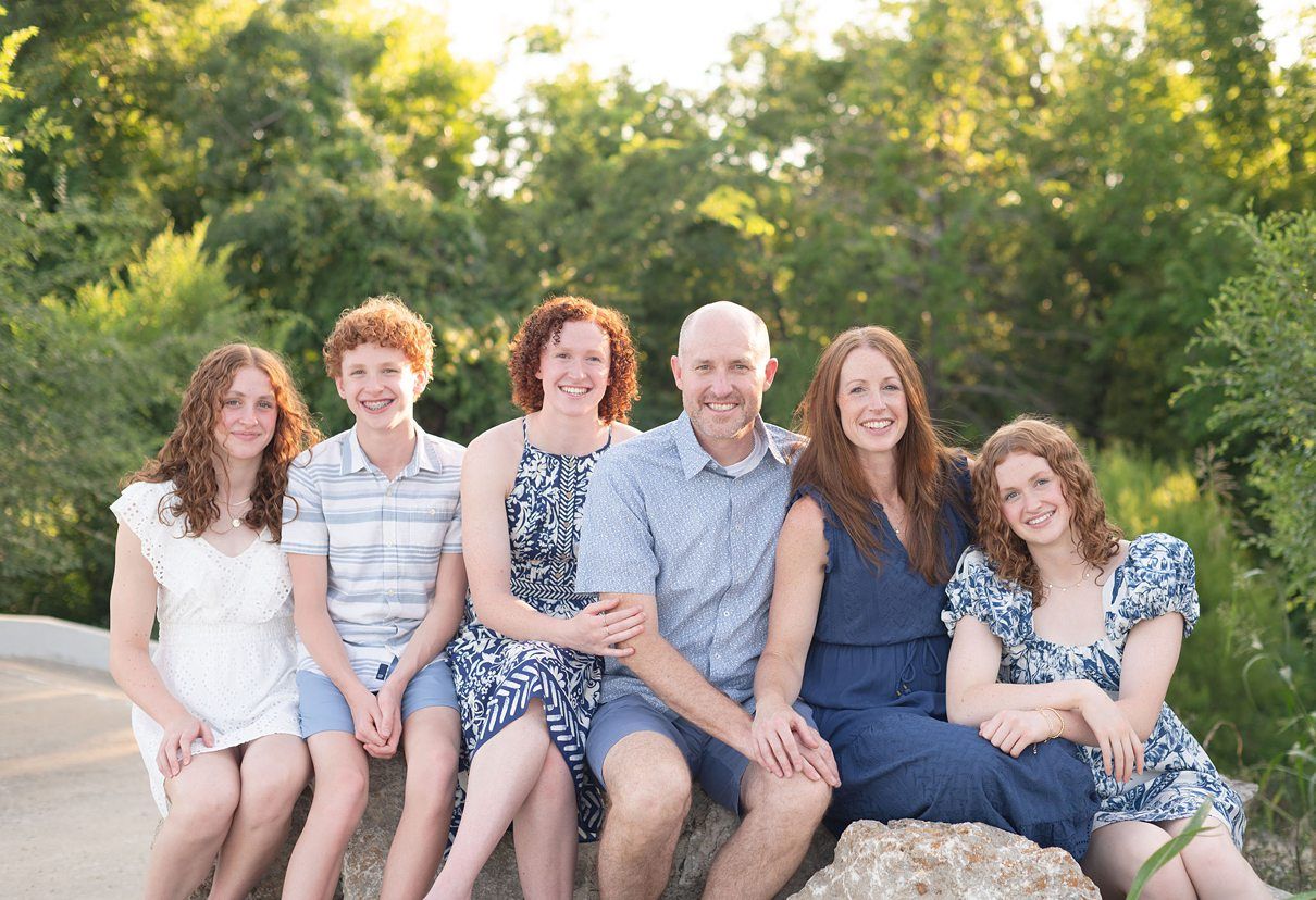 Family of 6 Outdoor Field Summer Portraits by Bartlesville Photographer Kristi Bray Photography