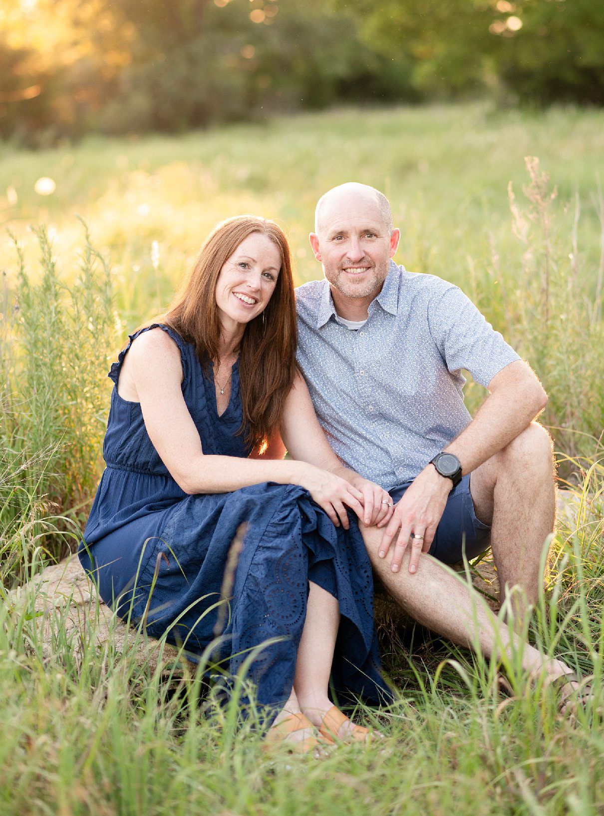 Family of 6 Outdoor Field Summer Portraits by Bartlesville Photographer Kristi Bray Photography