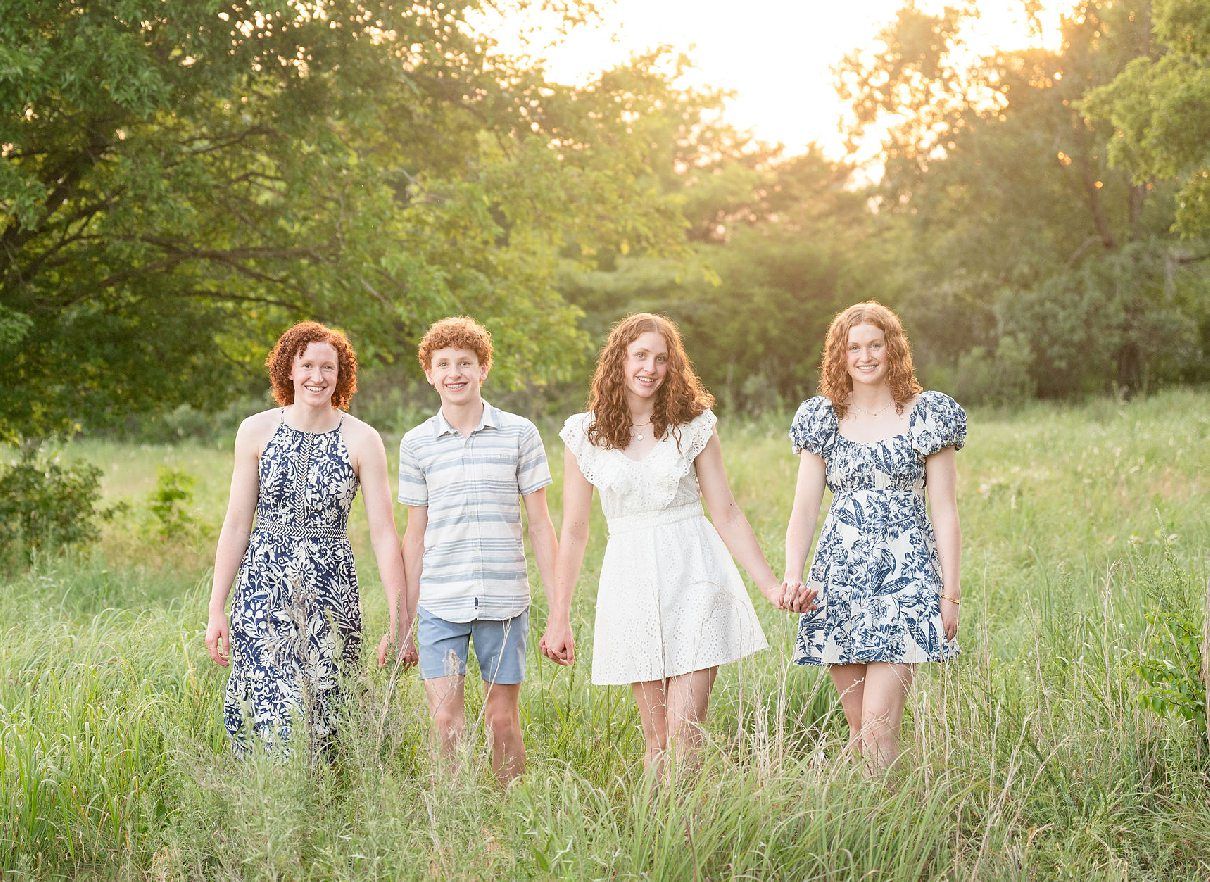 Family of 6 Outdoor Field Summer Portraits by Bartlesville Photographer Kristi Bray Photography