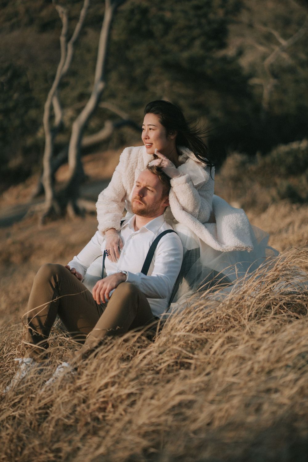 Couple eloping at the beach in Seattle