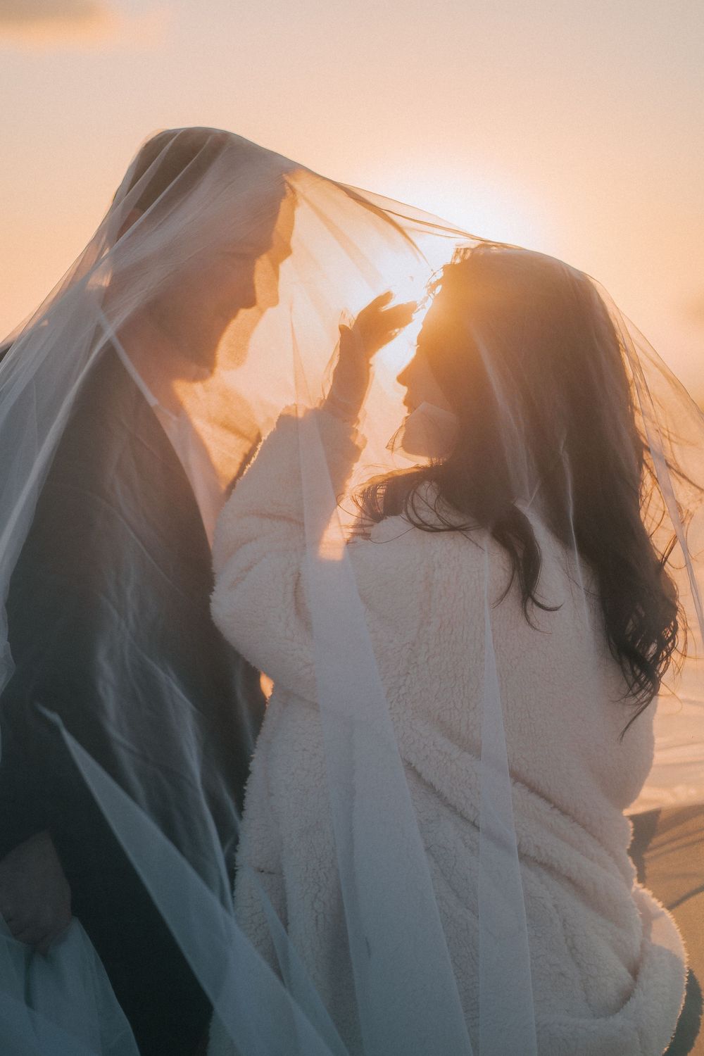Elopement photoshoot of a couple on the beach in Seattle during sunset