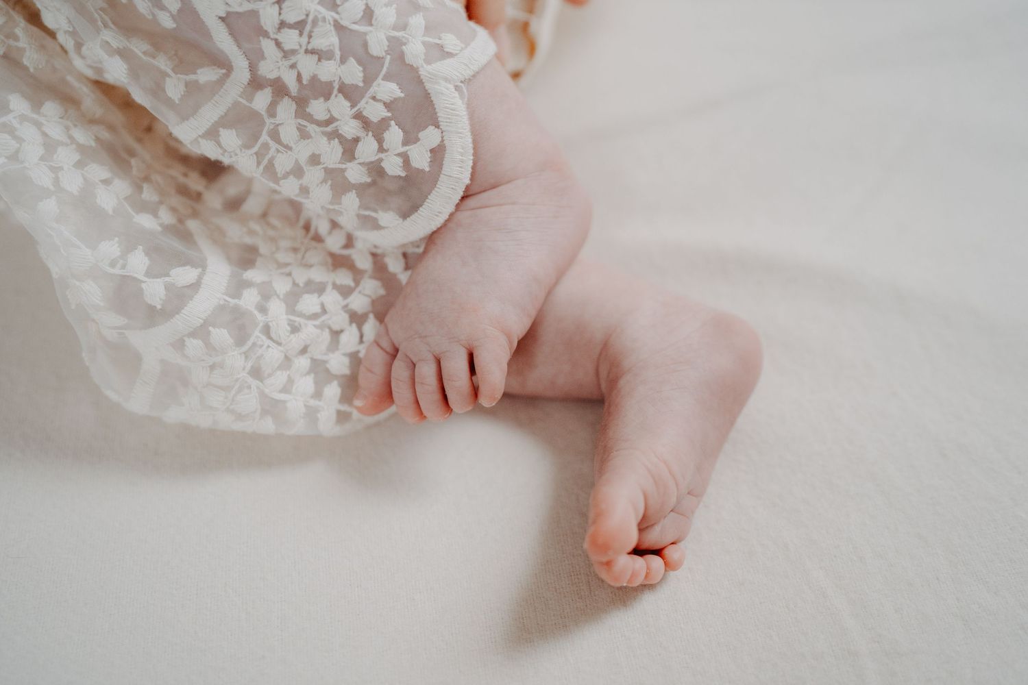 Zarte Details von Neugeborenen festgehalten bei einem Babyshooting in Hamburg