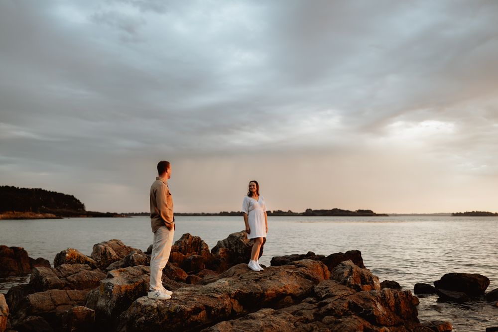 Séance photo couple, moment de complicité entre deux amoureux à Baden, dans le Morbihan