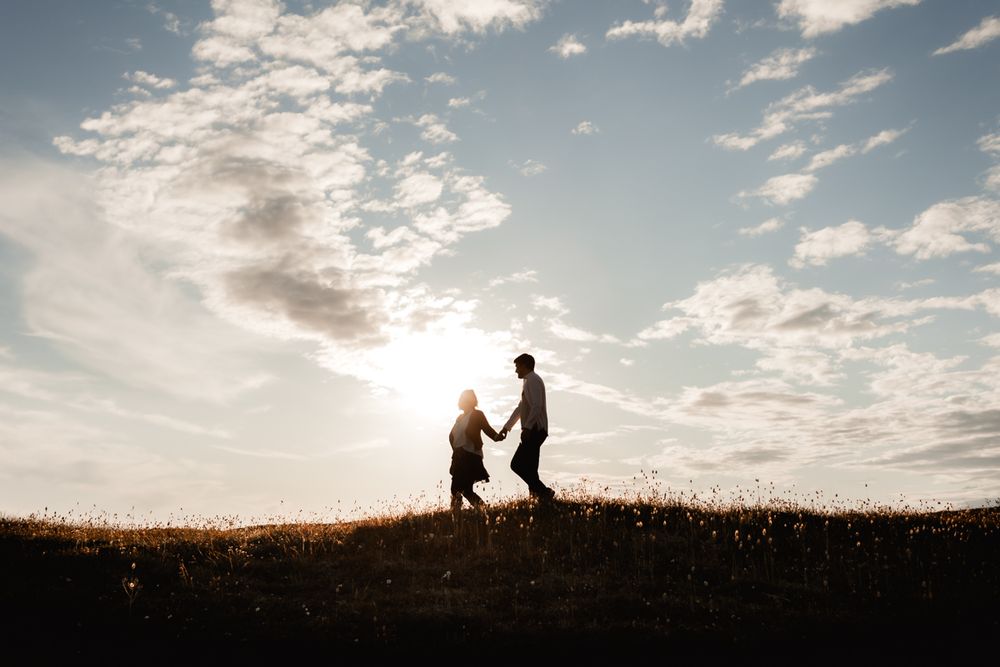 Séance photo couple, moment de complicité entre deux amoureux à Erdeven, dans le Morbihan