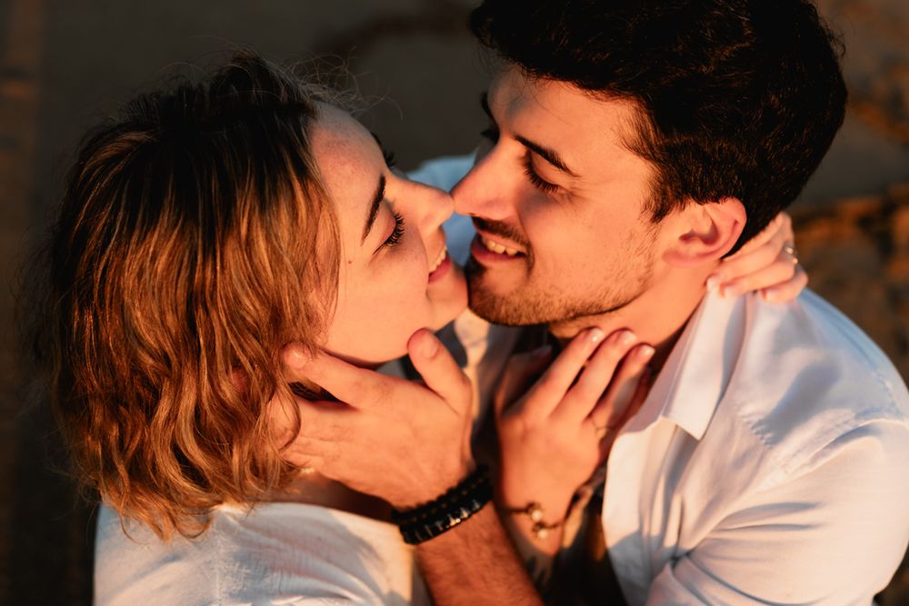 Séance photo couple, moment de complicité entre deux amoureux à Erdeven, dans le Morbihan