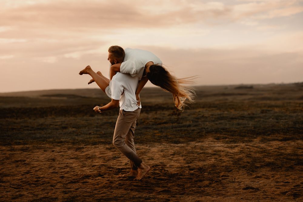 Séance photo couple à la plage, à Etel, en Bretagne - Alice Gondelle