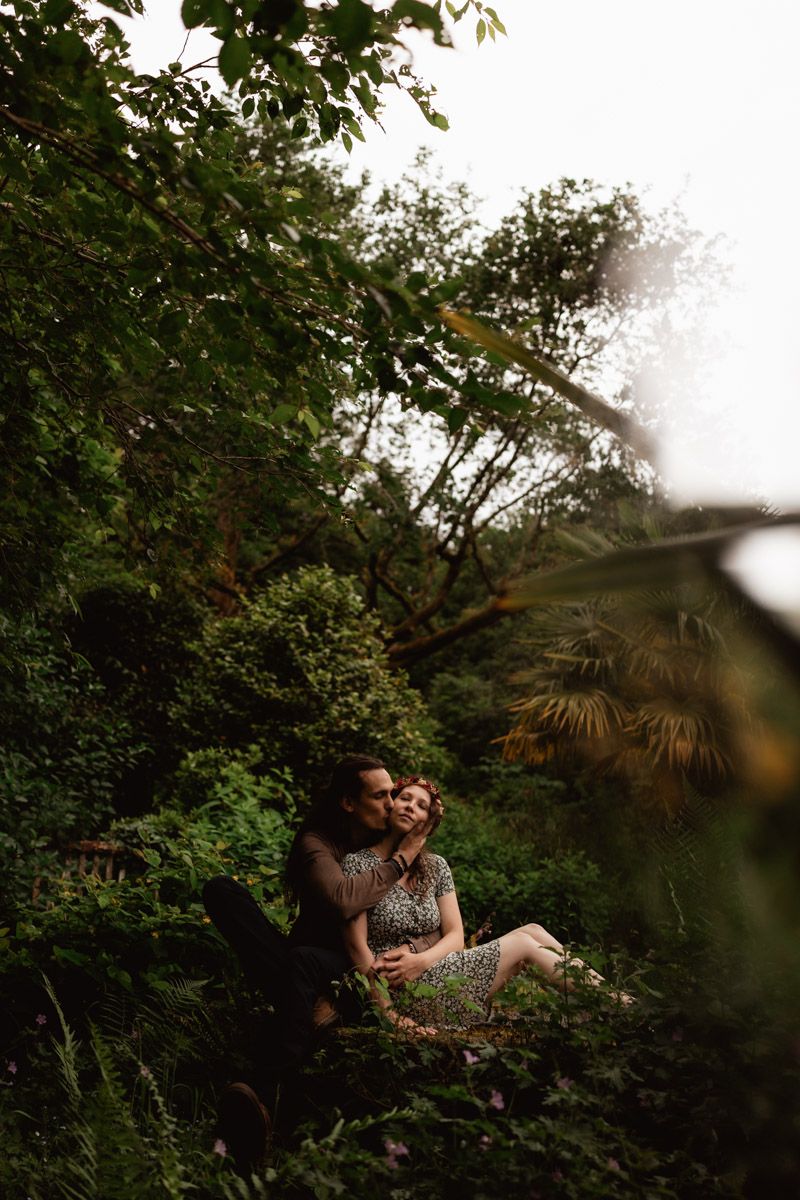 Séance photo couple en forêt, en Bretagne