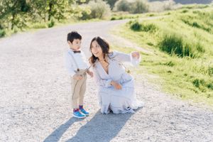 family portrait session in vancouver park during golden hour