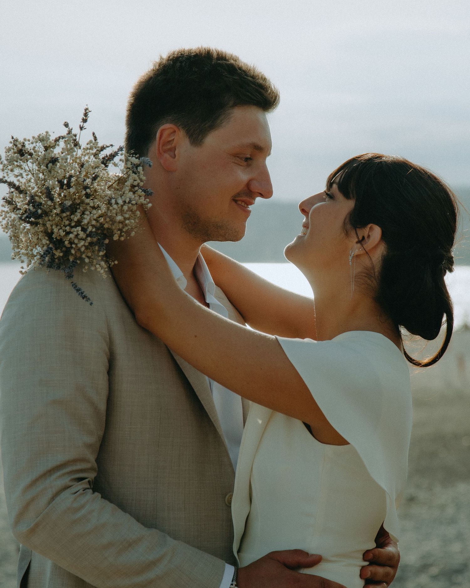 Découvrez le mariage de Margaux & Alexandre. De la mairie de Nice, à la promenade des anglais, puis à l'emblématique Castel Plage