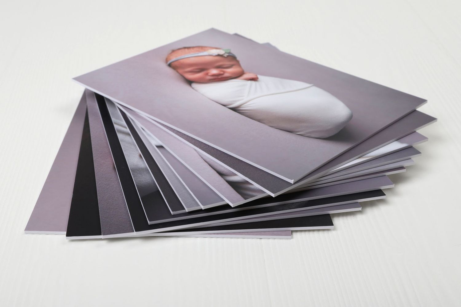 Une pile de tirages photographiques professionnels disposés en éventail
