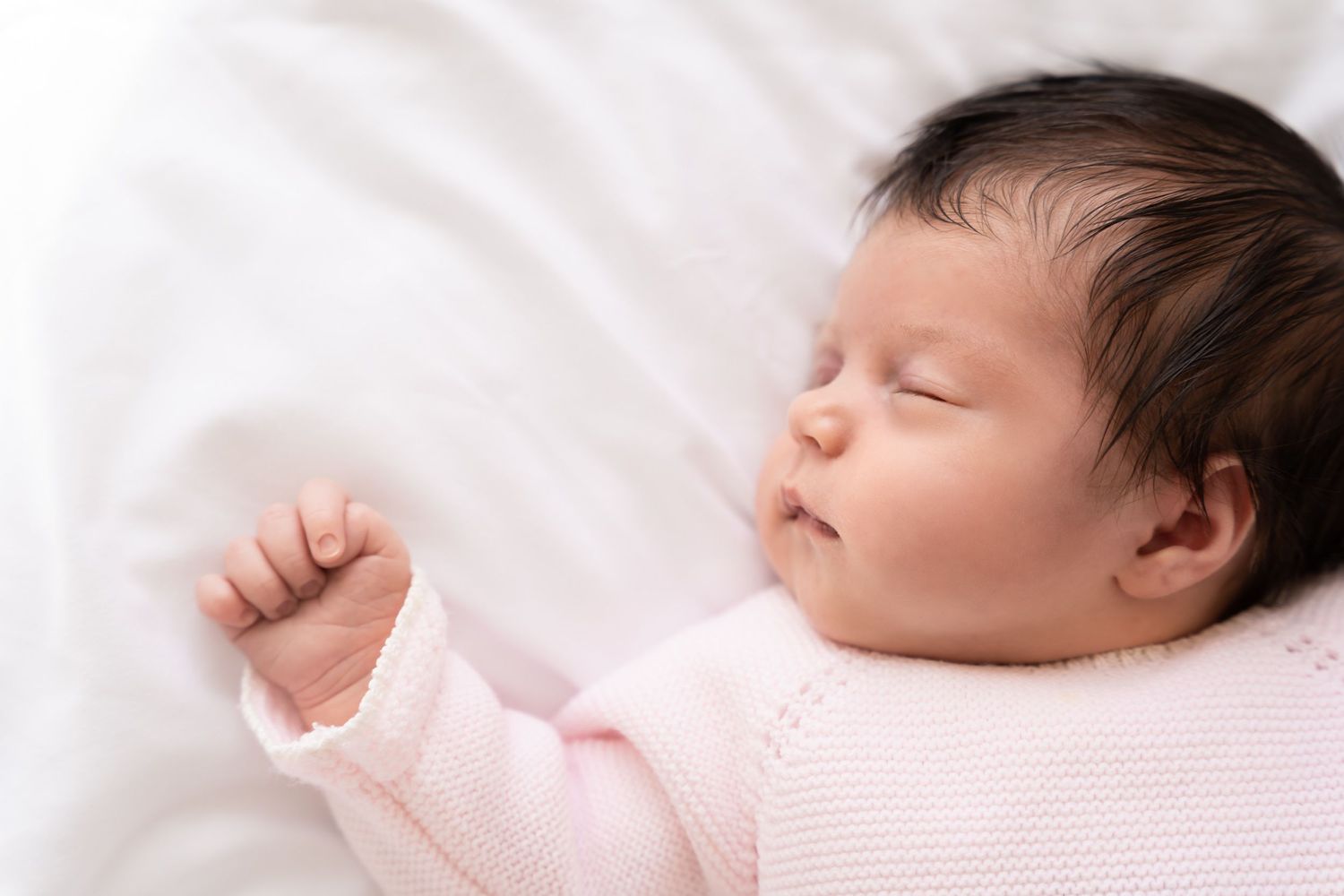 newbornshoot kindje op wit laken in daglicht