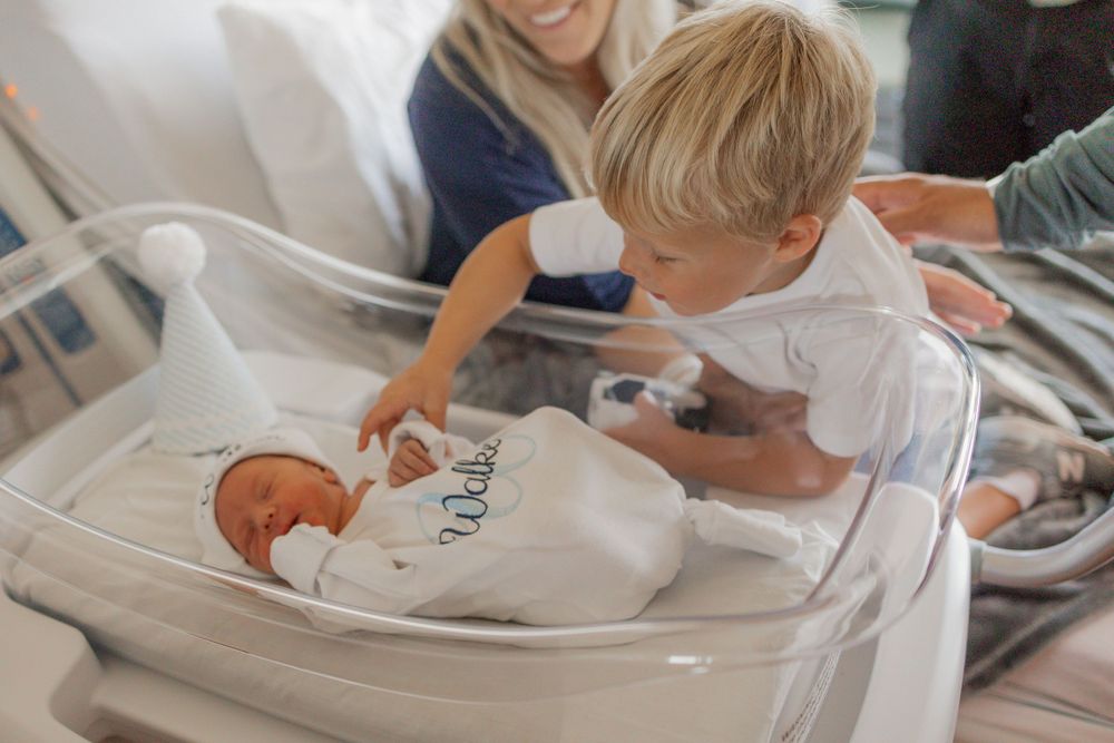 big brother meeting newborn brother