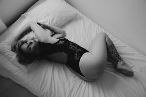 boudoirkuvaus nainen makaa sängyssä