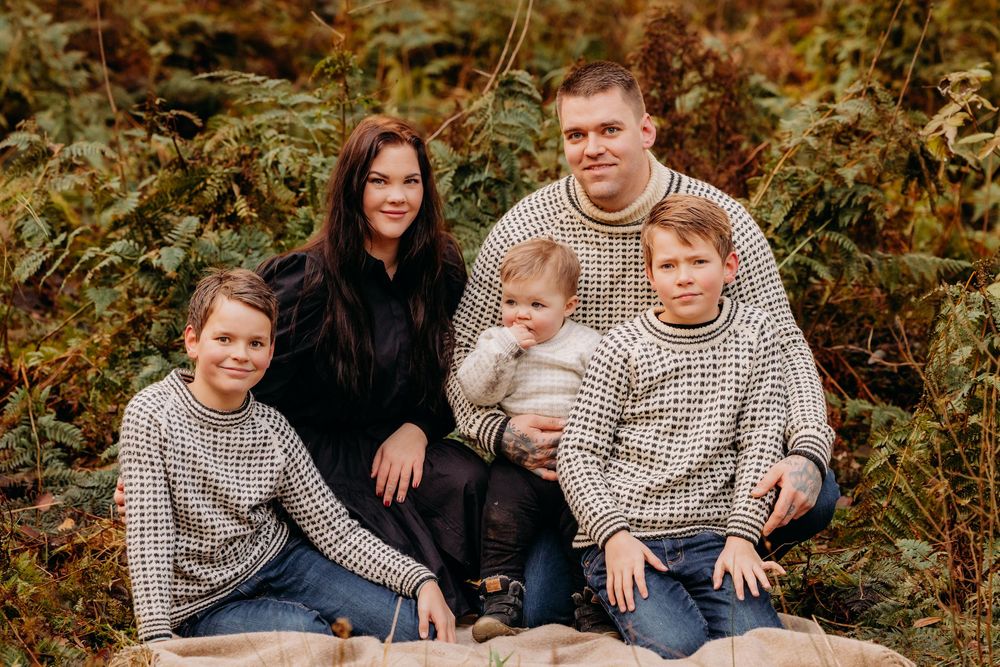 Familiefotografering utendørs på Jæren