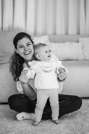 knuffel met mama tijdens een cakesmash, om de 1ste verjaardag te vieren