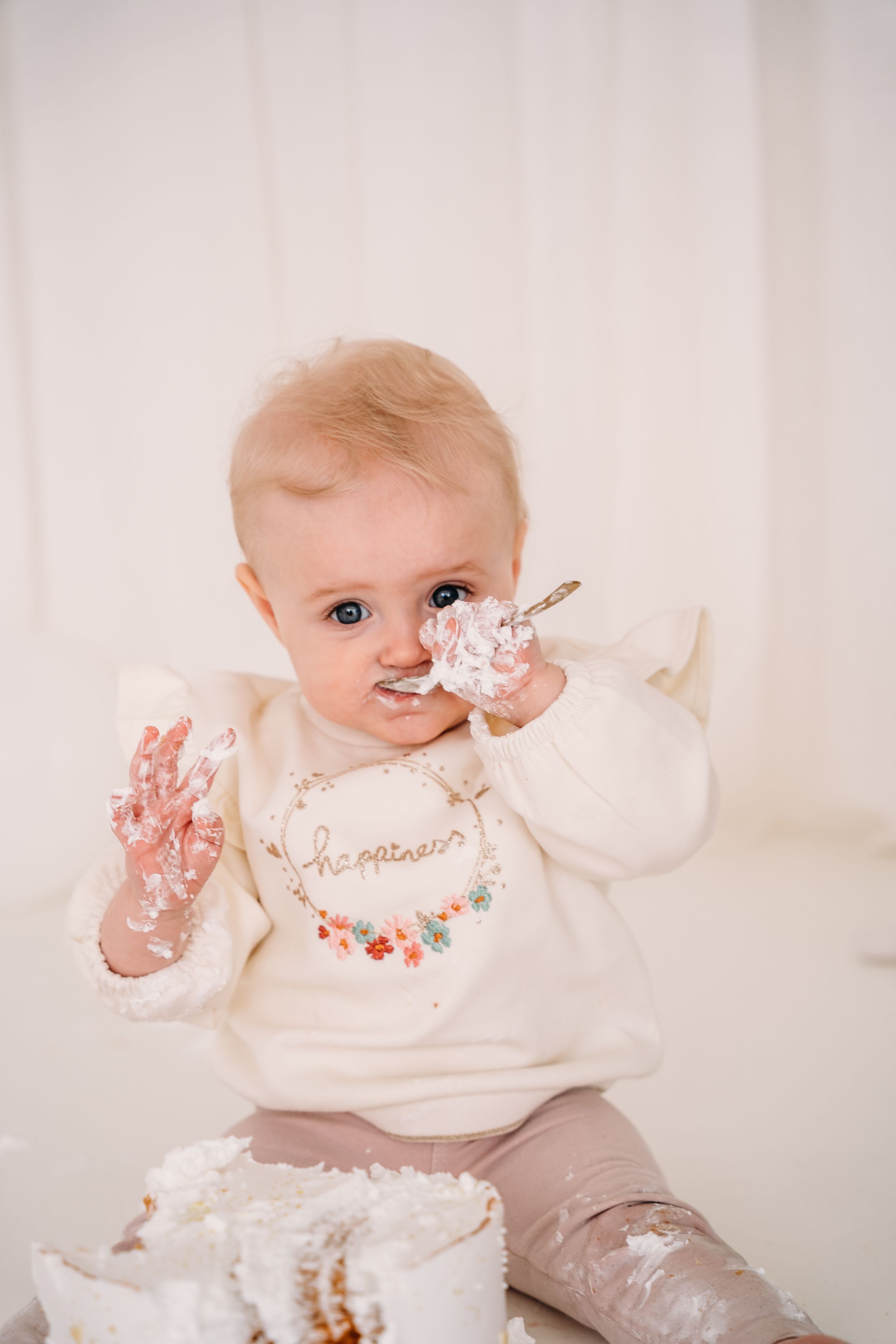 Cake smash fotoshoot van baby voor eerste verjaardag in daglichtstudio in Edegem