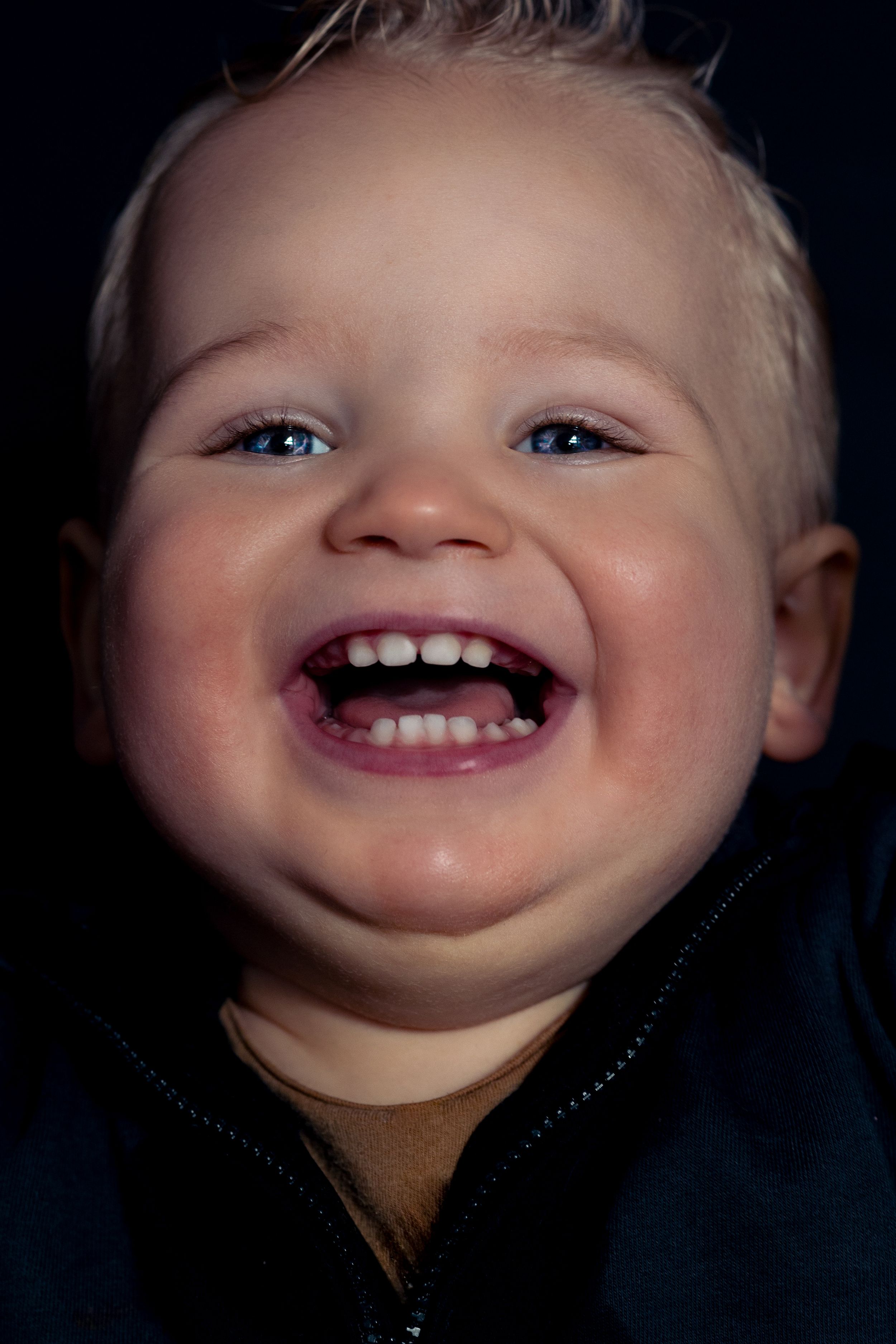 "Fine Art kinderportret van jongen met zwarte achtergrond, gefotografeerd door By Yolanda Photography"