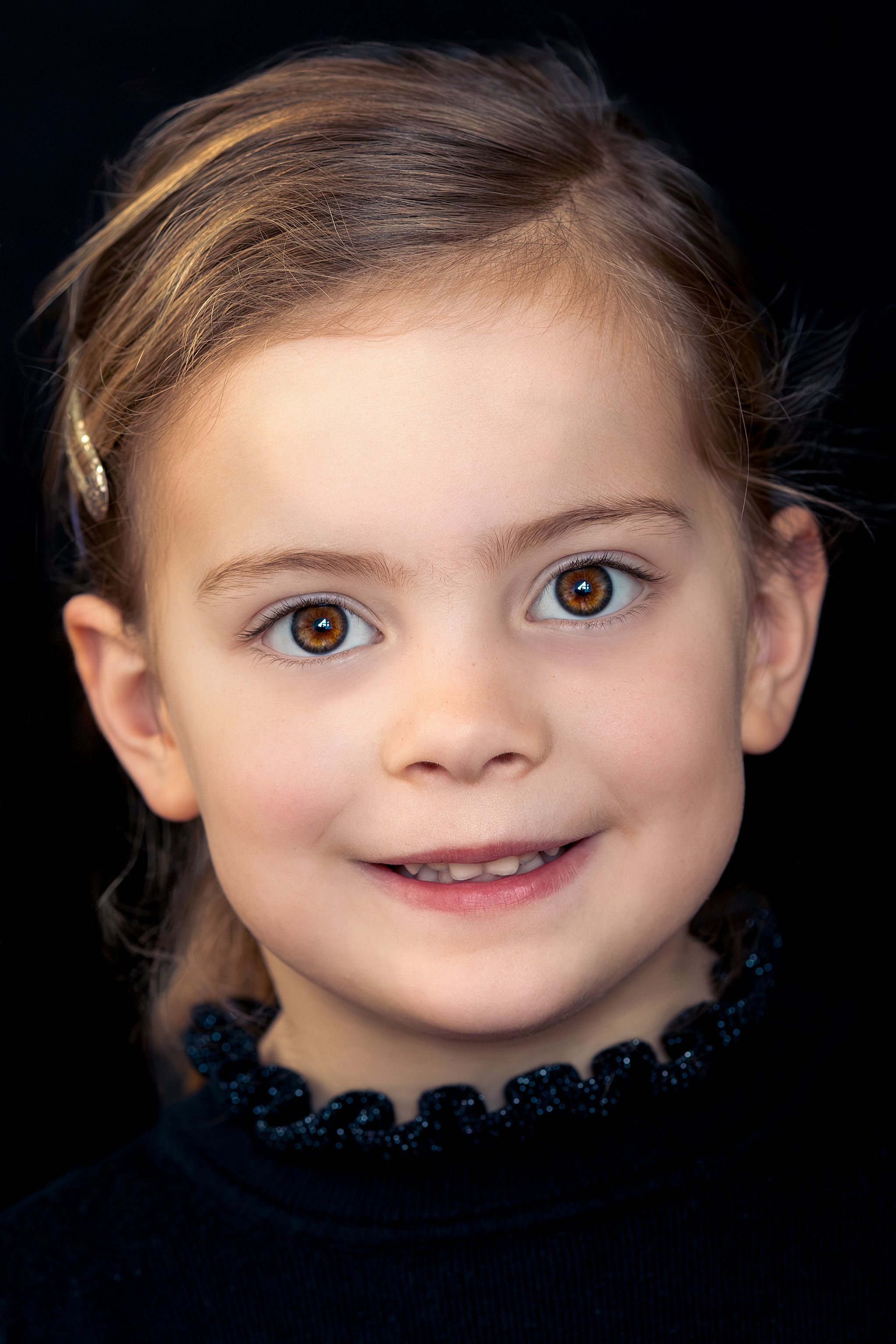 "Fine Art kinderportret van meisje met zwarte achtergrond, gefotografeerd door By Yolanda Photography"