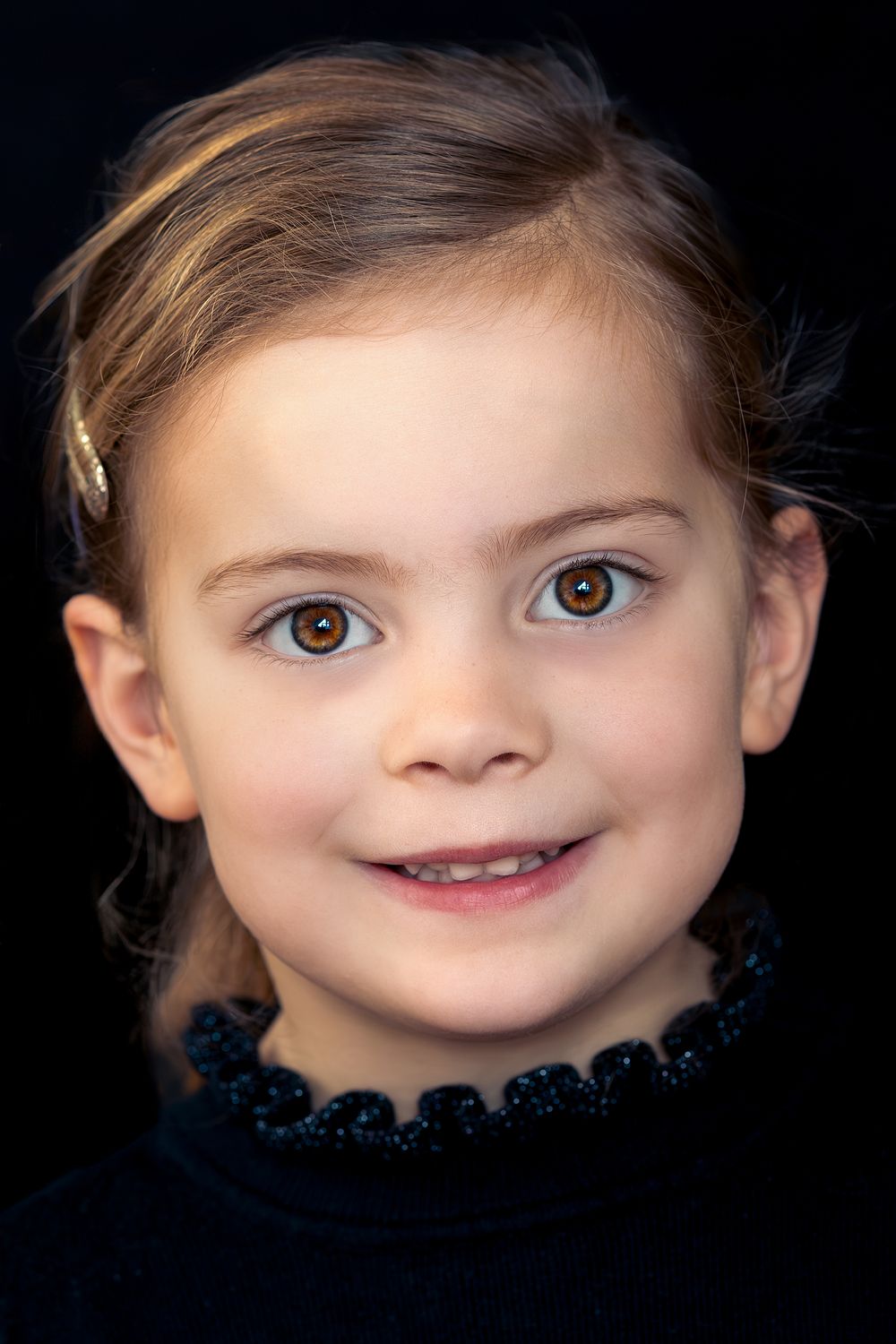 "Fine Art kinderportret van meisje met zwarte achtergrond, gefotografeerd door By Yolanda Photography"