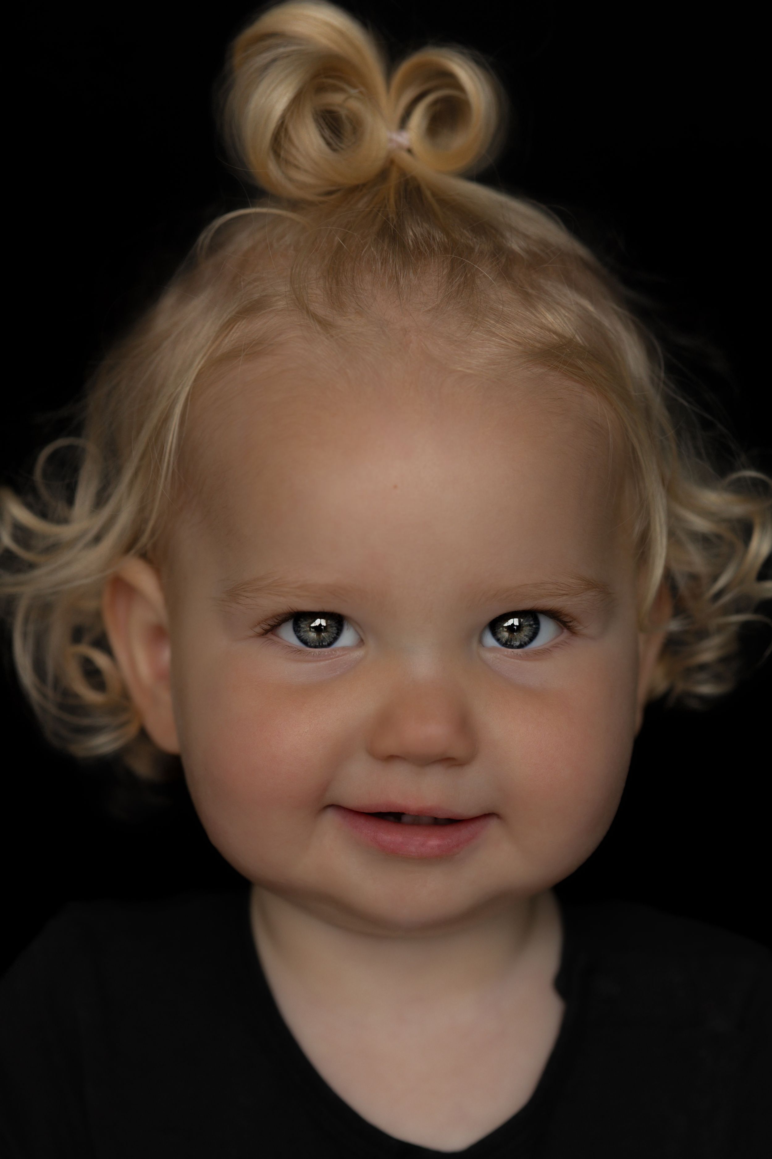 "Fine Art kinderportret van meisje met zwarte achtergrond, gefotografeerd door By Yolanda Photography"
