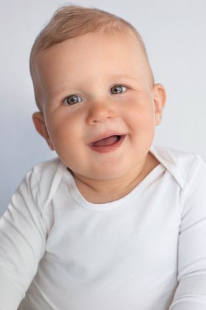 "Fine Art kinderportret van jongen met witte achtergrond, gefotografeerd door By Yolanda Photography"
