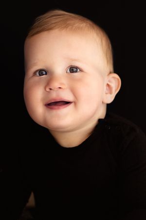 "Fine Art kinderportret van jongen met zwarte achtergrond, gefotografeerd door By Yolanda Photography"