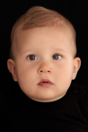 "Fine Art kinderportret van jongen met zwarte achtergrond, gefotografeerd door By Yolanda Photography"