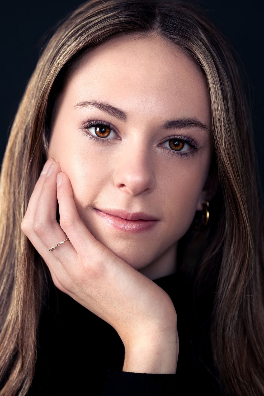 "Fine Art kinderportret van meisje met zwarte achtergrond, gefotografeerd door By Yolanda Photography"