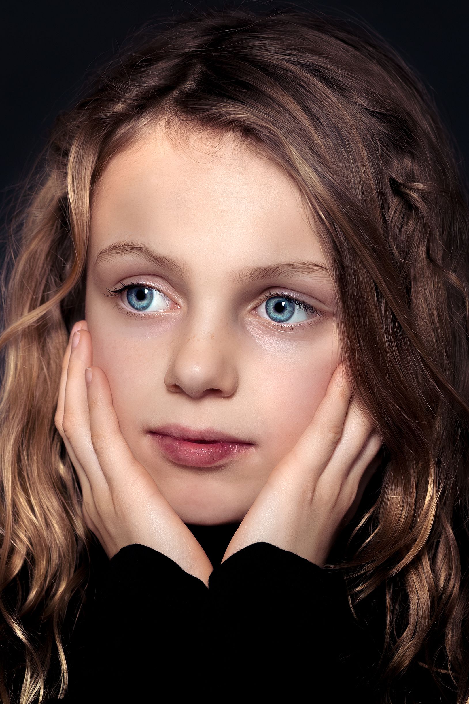 "Fine Art kinderportret van meisje met zwarte achtergrond, gefotografeerd door By Yolanda Photography"