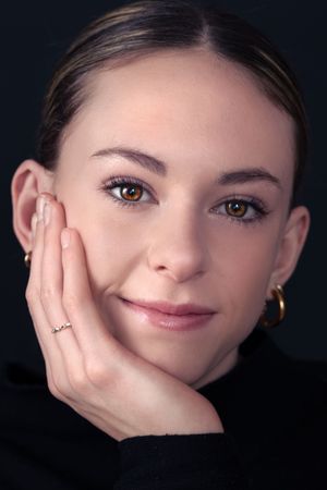 "Fine Art kinderportret van meisje met zwarte achtergrond, gefotografeerd door By Yolanda Photography"