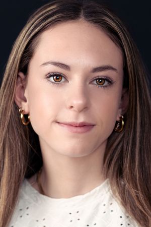 "Fine Art kinderportret van meisje met zwarte achtergrond, gefotografeerd door By Yolanda Photography"