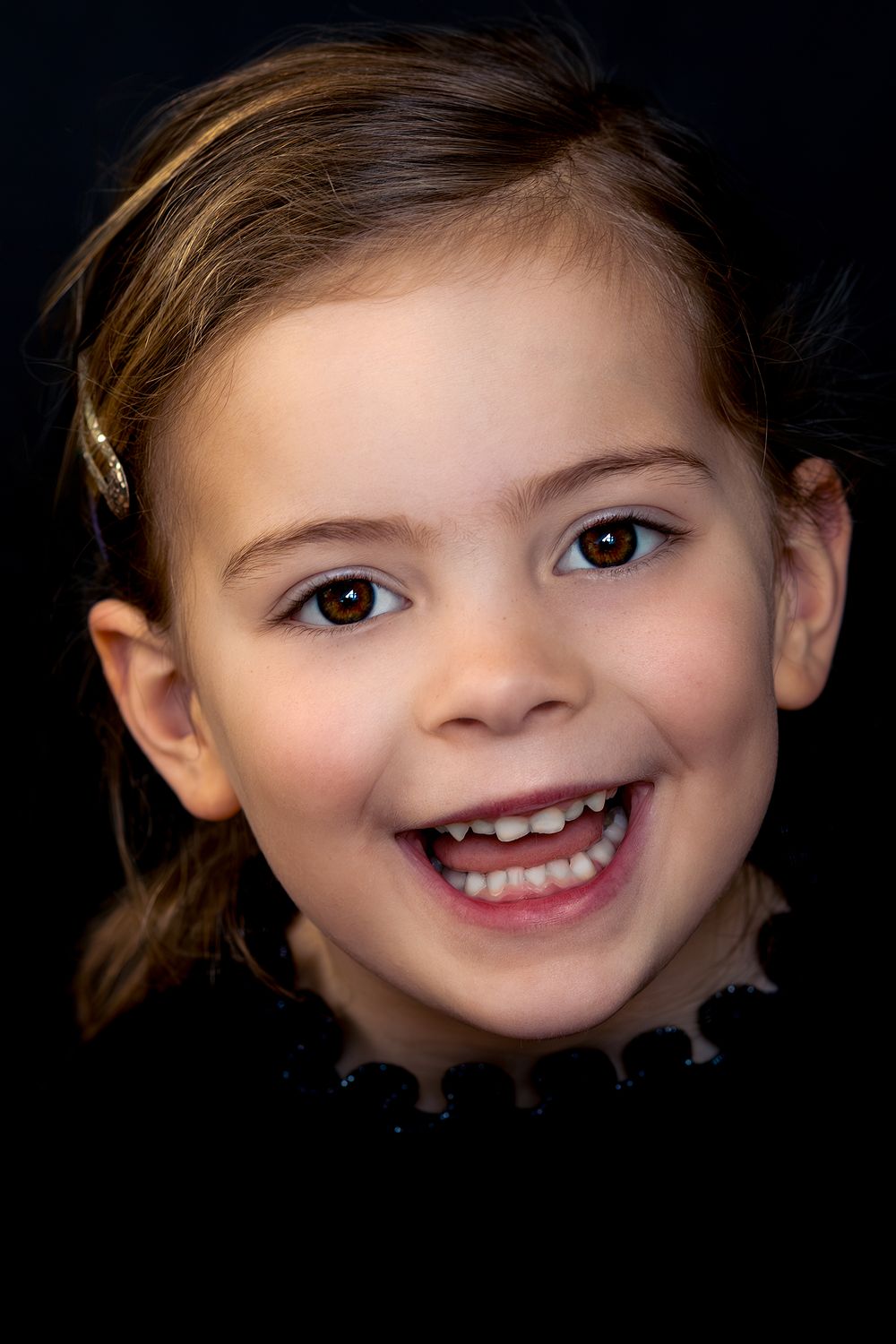 "Fine Art kinderportret van meisje met zwarte achtergrond, gefotografeerd door By Yolanda Photography"