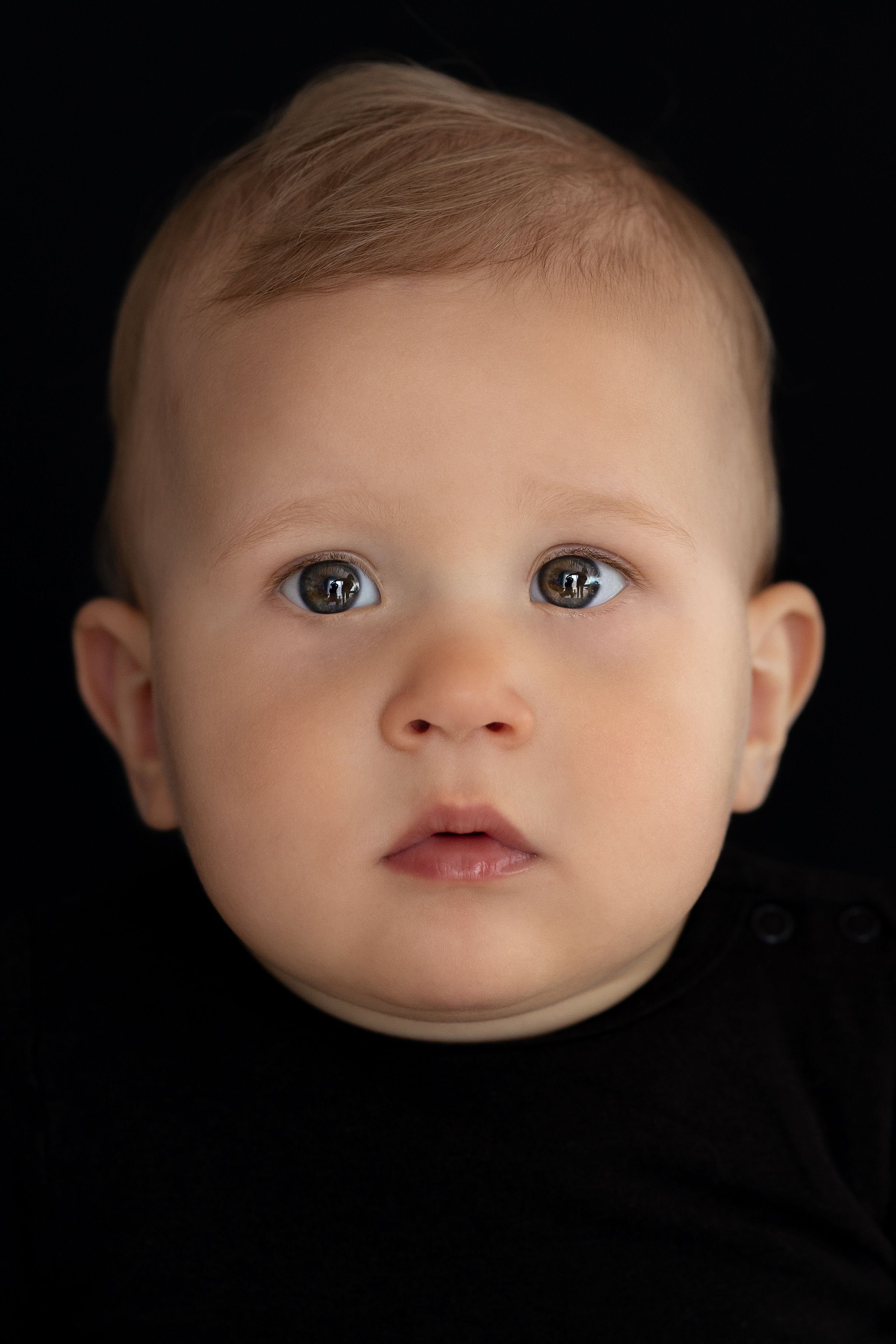 "Fine Art kinderportret van baby met zwarte achtergrond, gefotografeerd door By Yolanda Photography"