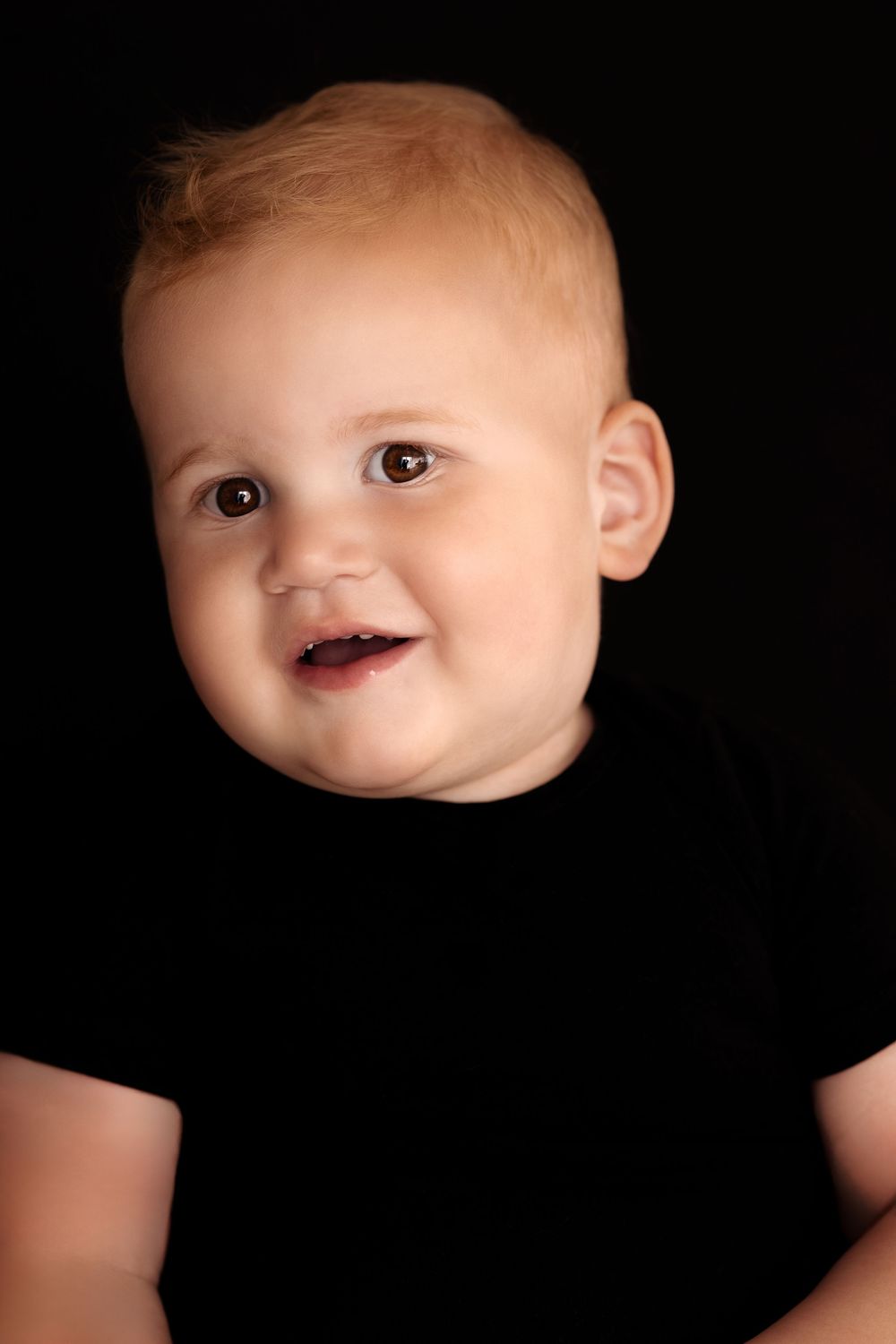 "Fine Art kinderportret van jongen met zwarte achtergrond, gefotografeerd door By Yolanda Photography"