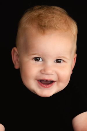 "Fine Art kinderportret van jongen met zwarte achtergrond, gefotografeerd door By Yolanda Photography"