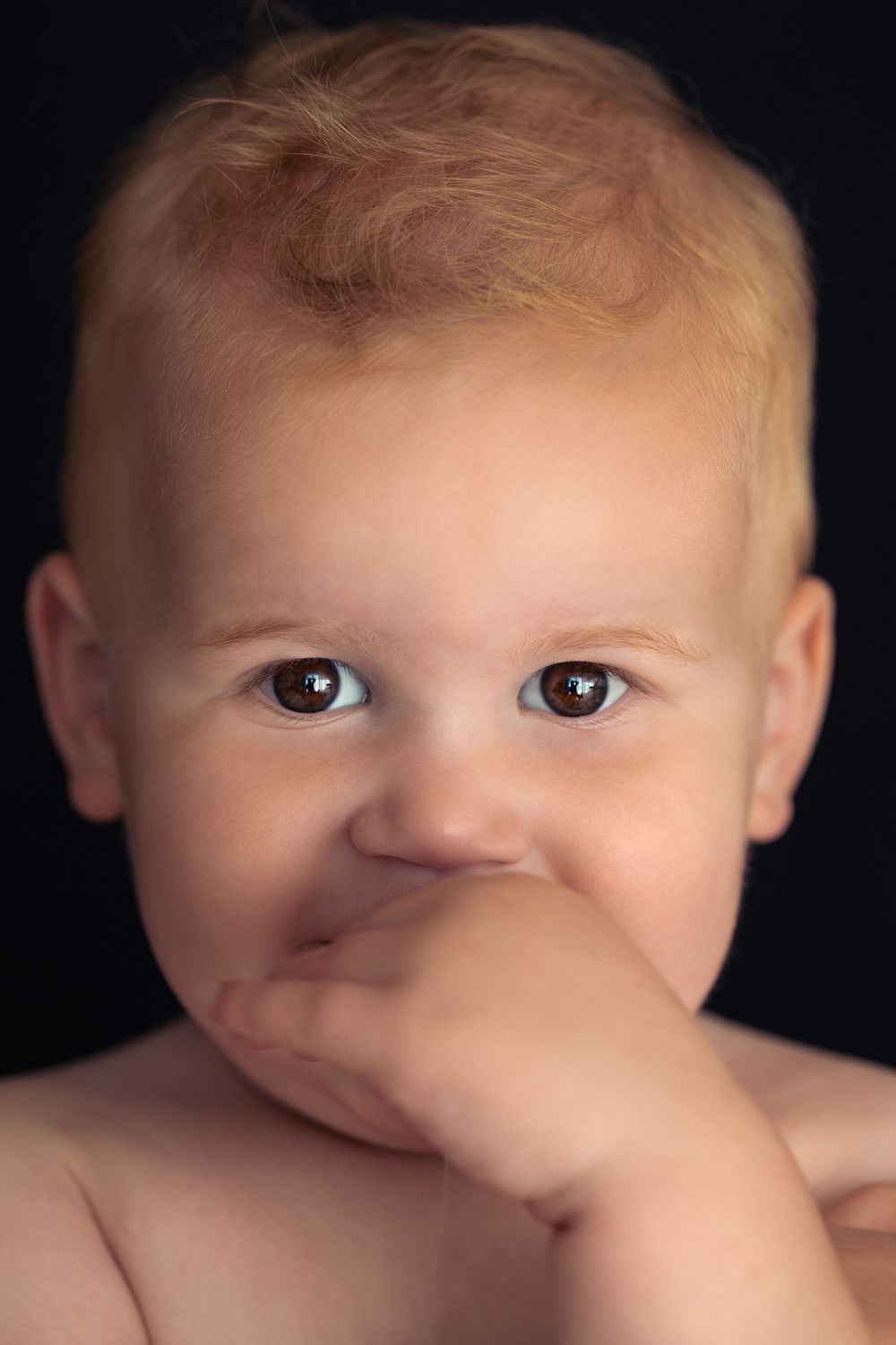 "Fine Art kinderportret van jongen met zwarte achtergrond, gefotografeerd door By Yolanda Photography"