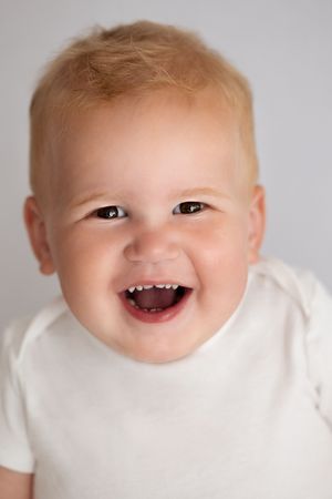 "Fine Art kinderportret van jongen met witte achtergrond, gefotografeerd door By Yolanda Photography"