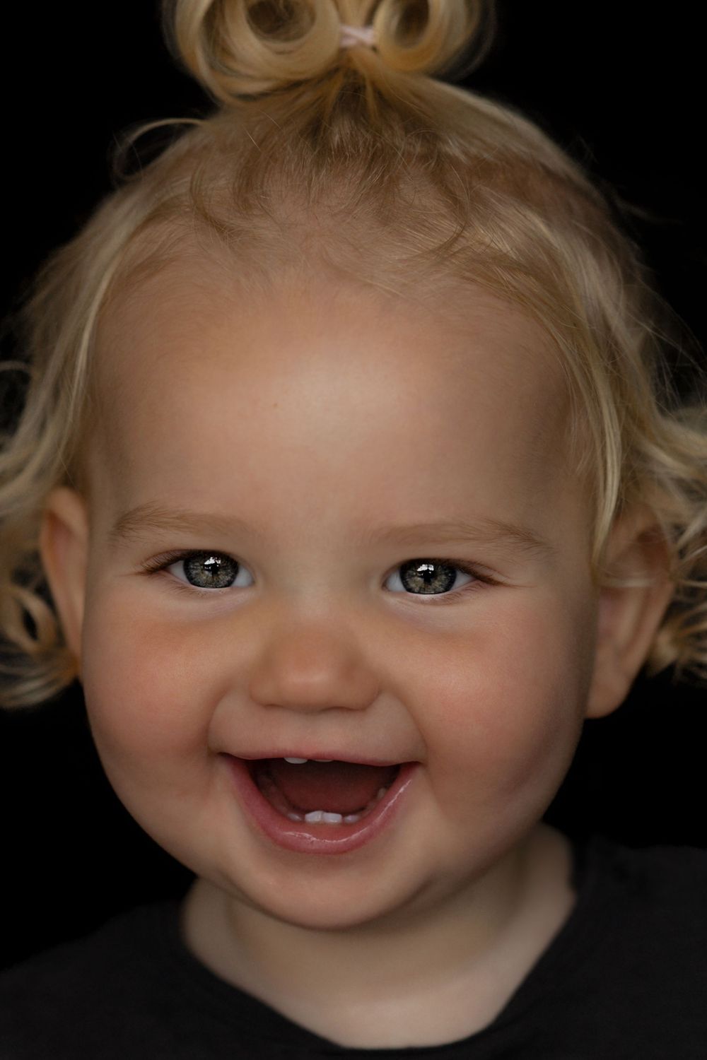 "Fine Art kinderportret van meisje met zwarte achtergrond, gefotografeerd door By Yolanda Photography"