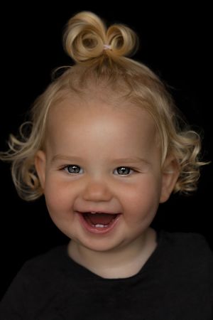 "Fine Art kinderportret van meisje met zwarte achtergrond, gefotografeerd door By Yolanda Photography"